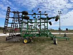 JOHN DEERE 2210 FIELD CULTIVATOR