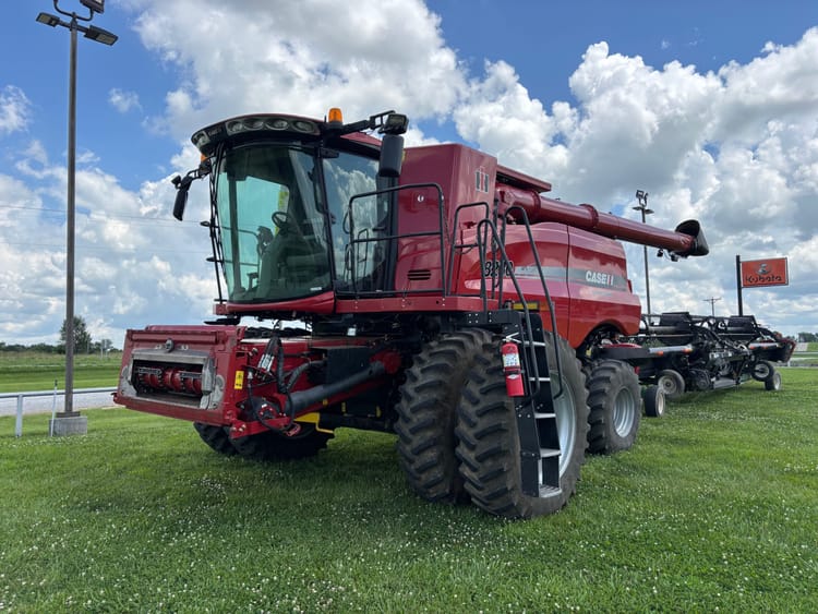 CASE IH 8230 COMBINE