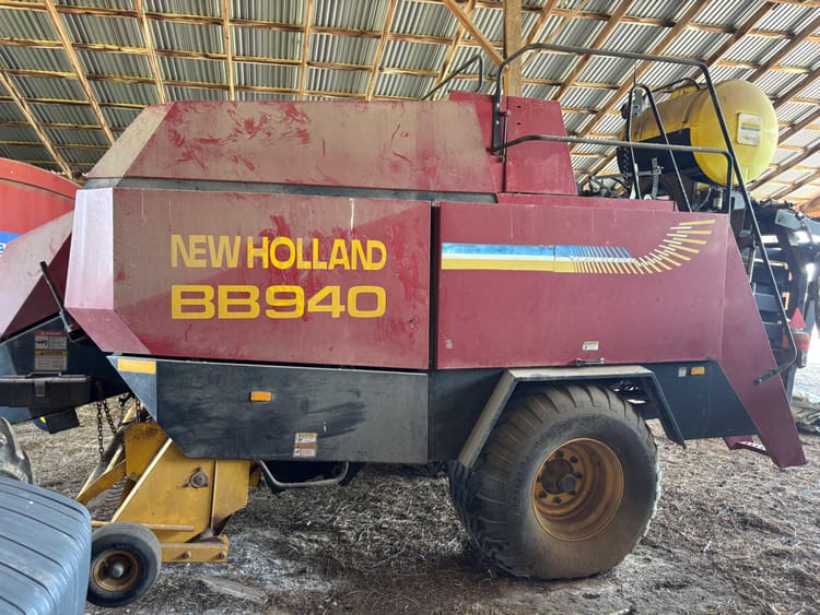 NEW HOLLAND BB940S SQUARE BALER