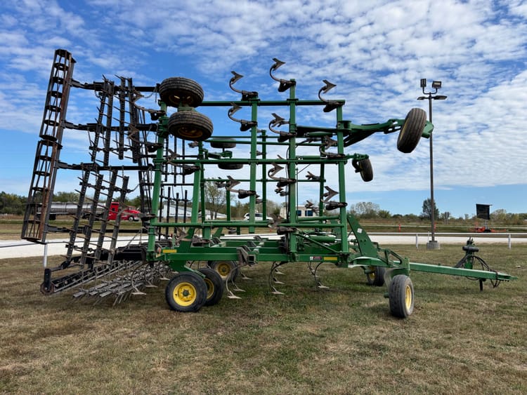 JOHN DEERE 2210 FIELD CULTIVATOR