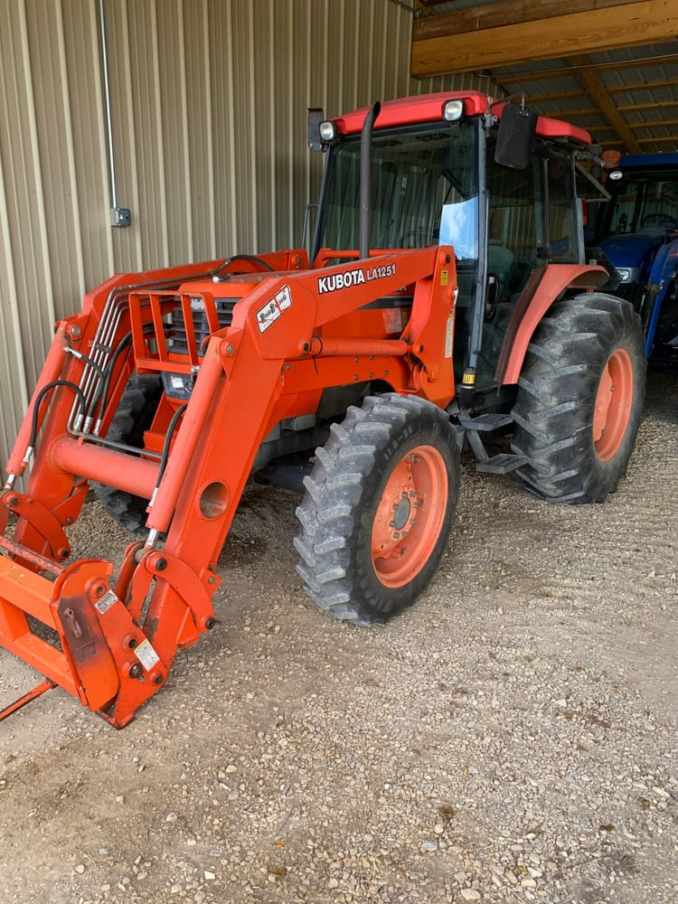 KUBOTA M8200 TRACTOR