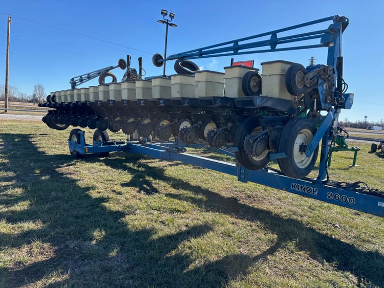 KINZE 2600 PLANTER