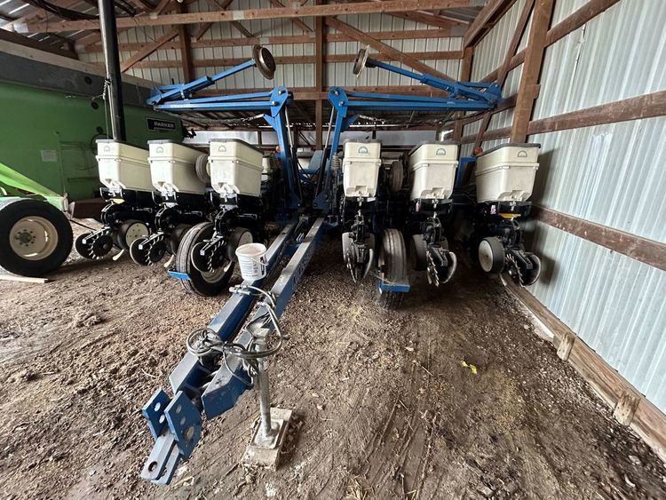 KINZE 3200 PLANTER