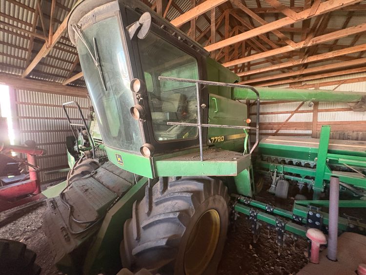 JD 7720 COMBINE W/ JD 920F FLEX HEAD